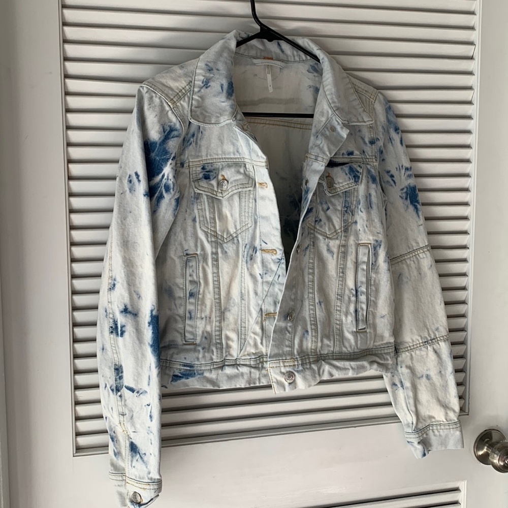 Blue Jean jacket. Got pregnant can’t fit anymore.